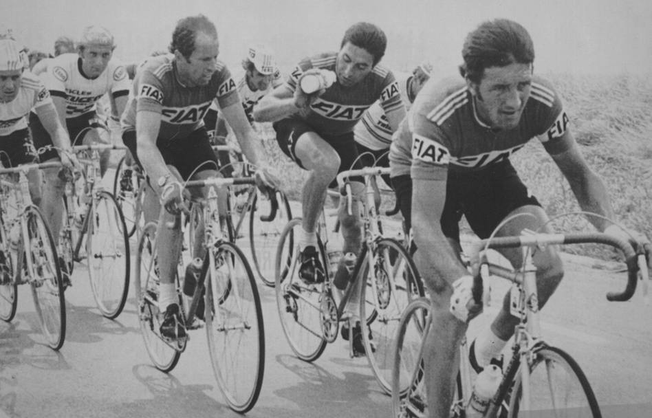 Durante il Tour de France 1977, sul percorso tra Rouen e Roubaix, nel gruppo con Jozef Huysmans e Cees Bal (Ap)